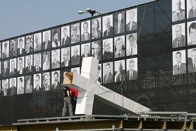 Przygotowania do sobotniej mszy na Placu Piłsudskiego. Warszawa, 16.04.2010.