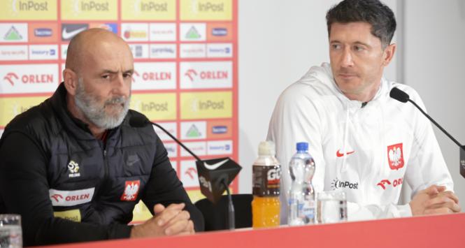 Trener Michał Probierz i kapitan Robert Lewandowski przed ostatnim eliminacyjnym meczem do Euro 2024 z Czechami. 13 listopada 2023 r.