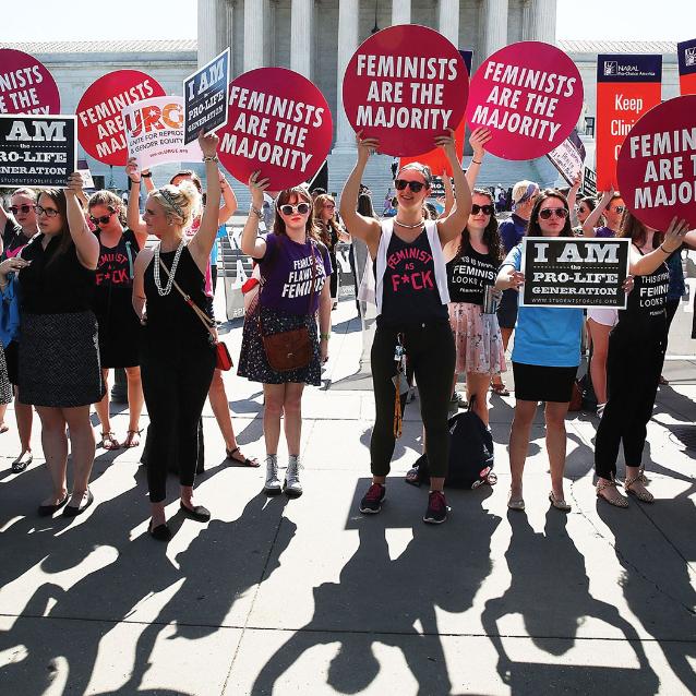 Uczestnicy protestu, który odbył się 20 czerwca 2016 roku przez Sądem Najwyższym USA, reprezentujący obie strony sporu dotyczącego aborcji.
