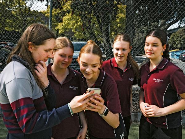 Nie ma już szans, żeby pokolenie 13–15-latków odspawać od smartfonów. Większe nadzieje można wiązać z młodszymi.