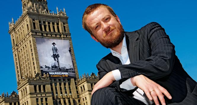 Na razie zgodnie z deklaracjami – w jego kanale nie słychać o zwolnieniach.