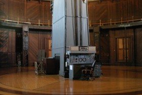 Kiedy astronom był już gotów do pracy, wyłożona dębowym parkietem podłoga unosiła się (instalacja hydrauliczna) wraz z jego biurkiem aż do okularu teleskopu.