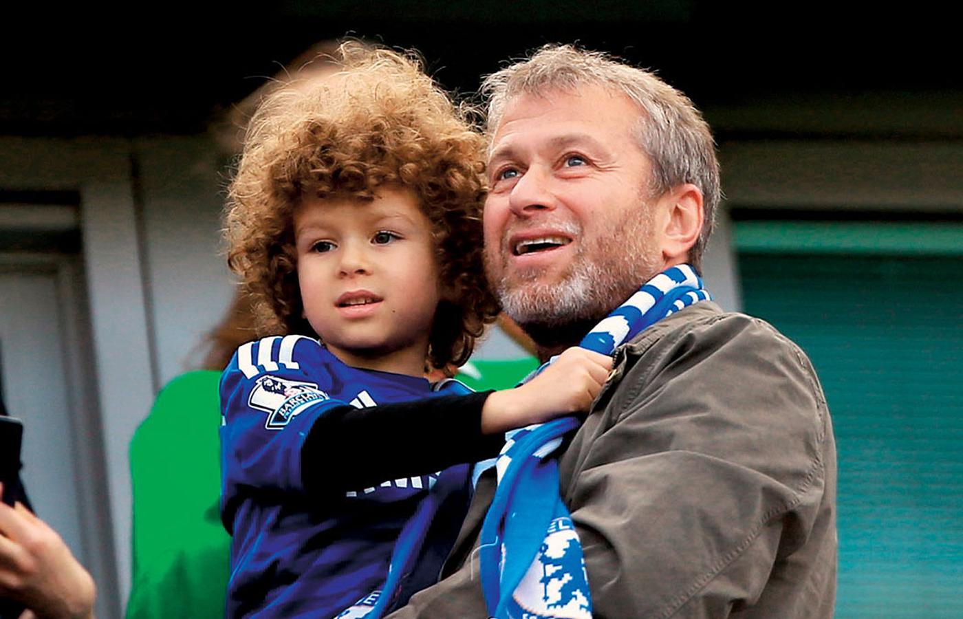 Roman Abramowicz z synem podczas meczu drużyny Chelsea.