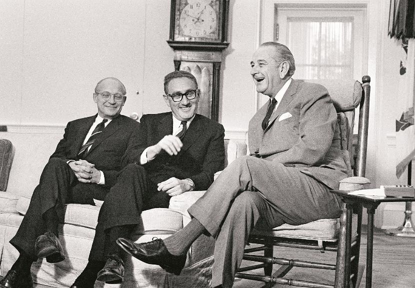 Pierwszy krok. Spotkanie odchodzącego prezydenta z Kissingerem, nowym doradcą ds. bezpieczeństwa narodowego w 1968 r.