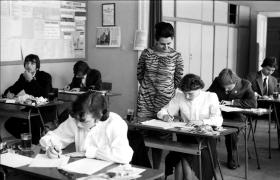 Inspiracji można szukać „u wyższych instancji” (na fot. maturzysta drugiego planu), albo u kolegów pod bacznym okiem nauczycielki.