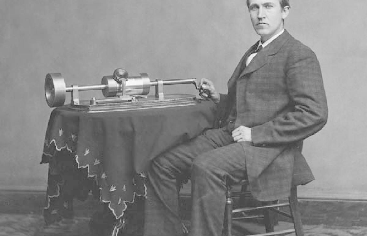 Wspaniały chłopak ze swoją wspaniałą maszyną: Thomas Edison i wczesna wersja fonografu. Fot. Wiki