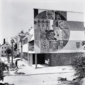 Budynek poczty odnowiony przez harcerzy w ramach Operacji 1001 Frombork. Na ścianie graffiti Aleksandra Kazimierczaka, 1973 r.