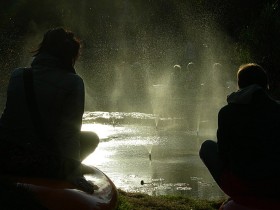 Warszawski projekt Joanny Rajkowskiej – Dotleniacz. Tak jak w Leeds ten minipark, powstał na jedno lato i stał się miejscem integrującym lokalna społeczność.