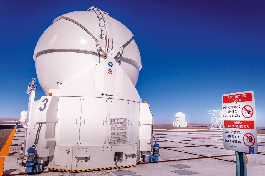 Obserwatorium Paranal. Jeden z czterech pomocniczych teleskopów o średnicy 1,8 m. W sumie w obserwatorium działa aż 10 teleskopów.