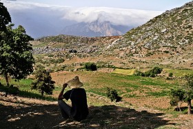 Maroko, góry Rif. Berberyjski chłop dogląda jak rosną jego konopie.