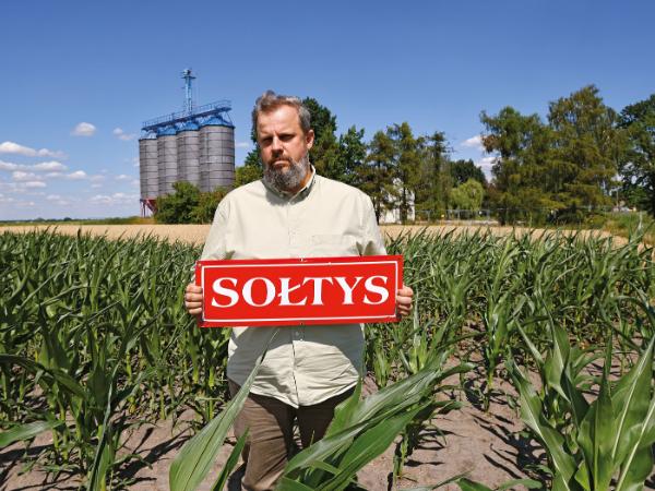Kamil Szymańczak, sołtys Skrzelewa. Podkreśla, że proponowane grunty zamienne nie mogły zastąpić ziemi, którą jego rodzina uprawiała od lat.
