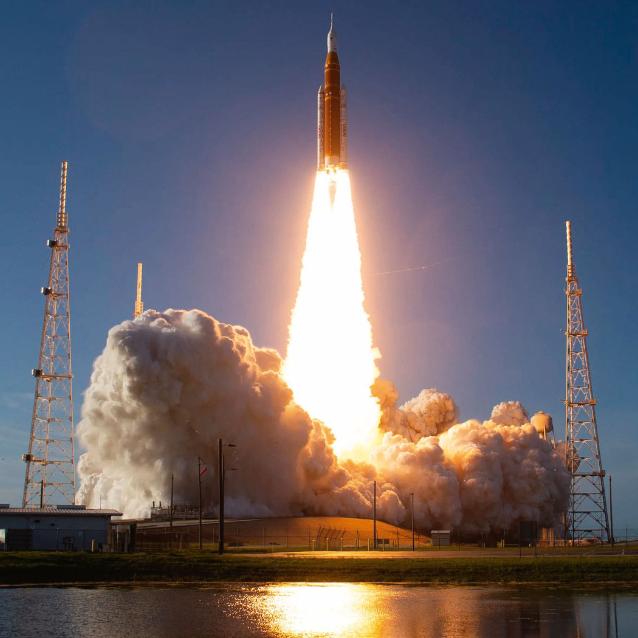 Rakieta Space Launch System wynosi kapsułę Orion z załogą misji Artemis II, pierwszego załogowego lotu programu Artemis wokół Księżyca.