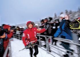 Główna bohaterka i tłumy kibiców.