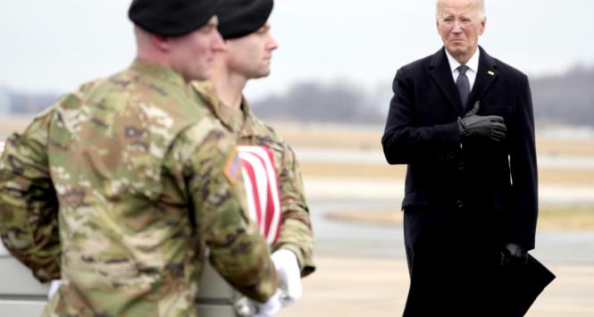 Joe Biden przyjmuje trumny z ciałami żołnierzy, którzy zginęli w ataku w Jordanii. Baza powietrzna w Dover, 2 lutego 2024 r.