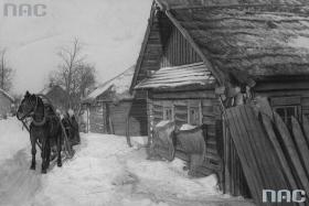 Dorośli przed zimą zabezpieczają i ocieplają domy. Na zdjęciu okna przesłonięte do połowy słomą, drewniana zabudowa podmiejska z początku XX w.