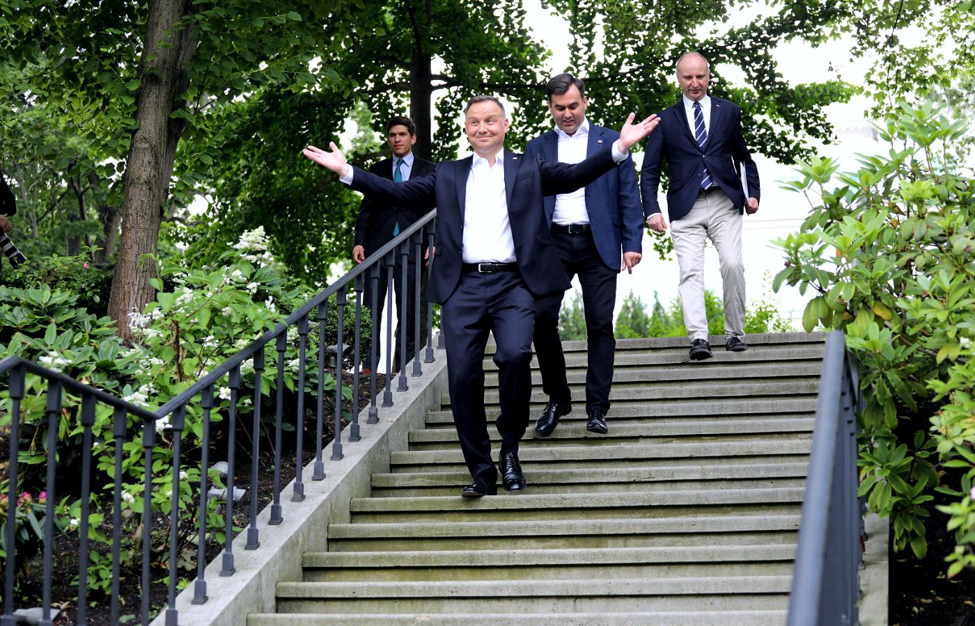 Andrzej Duda w ogrodach Pałacu Prezydenckiego