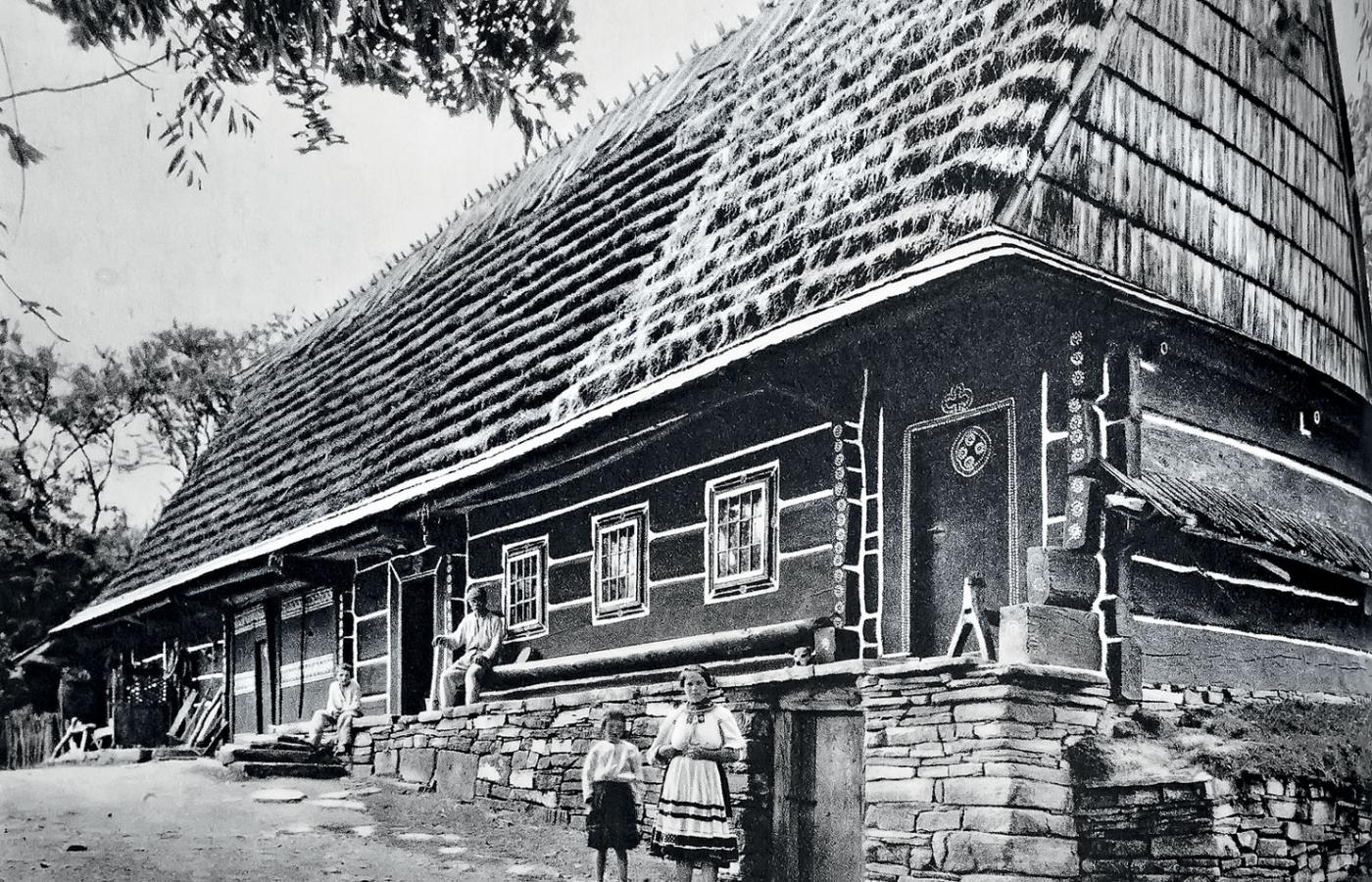 Tradycyjna zagroda huculska, fotografia z albumu „Polska” Ferdynanda Goetela, 1938 r.