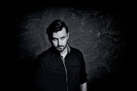 Piotr Domalewski, nominowany w kategorii Film. Reżyser, scenarzysta, dramaturg, aktor. Zrealizowana we wsi Pęglity w województwie warmińsko-mazurskim zaskakująco dojrzała „Cicha noc” to jego pełnometrażowy debiut reżyserski. Czytaj więcej »