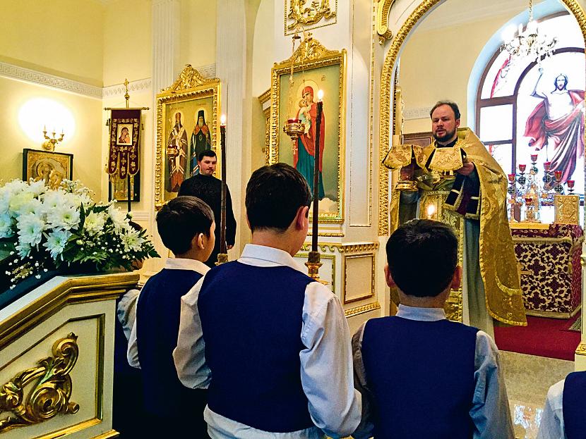 Za posługę podczas liturgii ojciec Melecjusz (Andriej Tkaczenko) rozdawał chłopcom drogie prezenty. Okazało się, że nie tylko za to...