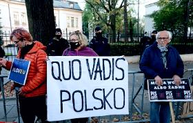 Protest pod budynkiem Trybunału Konstytucyjnego