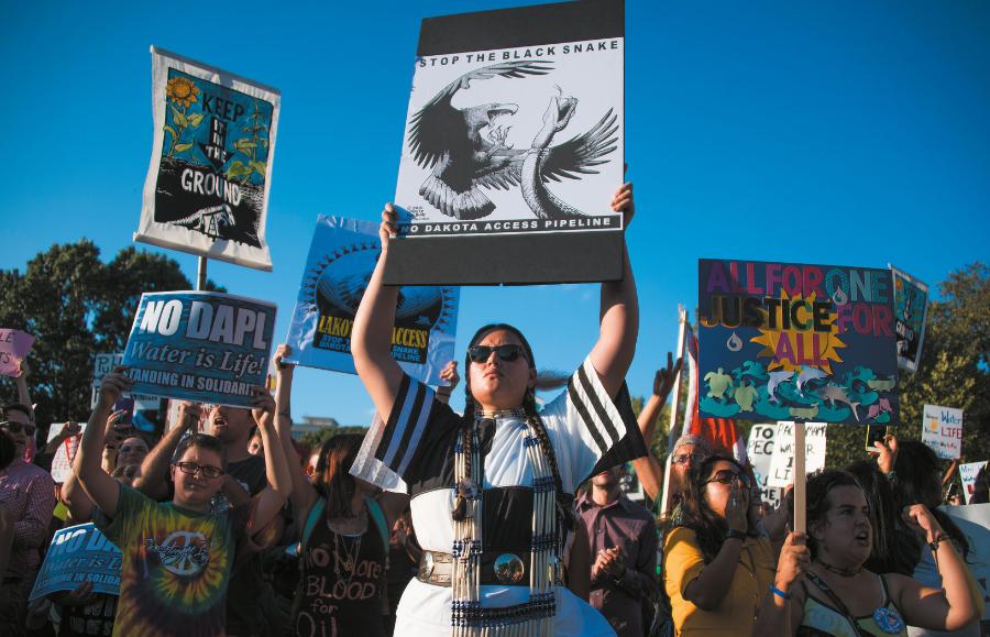 Brak zgody rdzennych mieszkańców Dakoty Północnej na budowę ropociągu Dakota Access Pipeline, obawiających się skażenia źródeł wody pitnej, dał początek fali gwałtownych protestów przeciwko firmom wydobywczym i rządowi federalnemu.