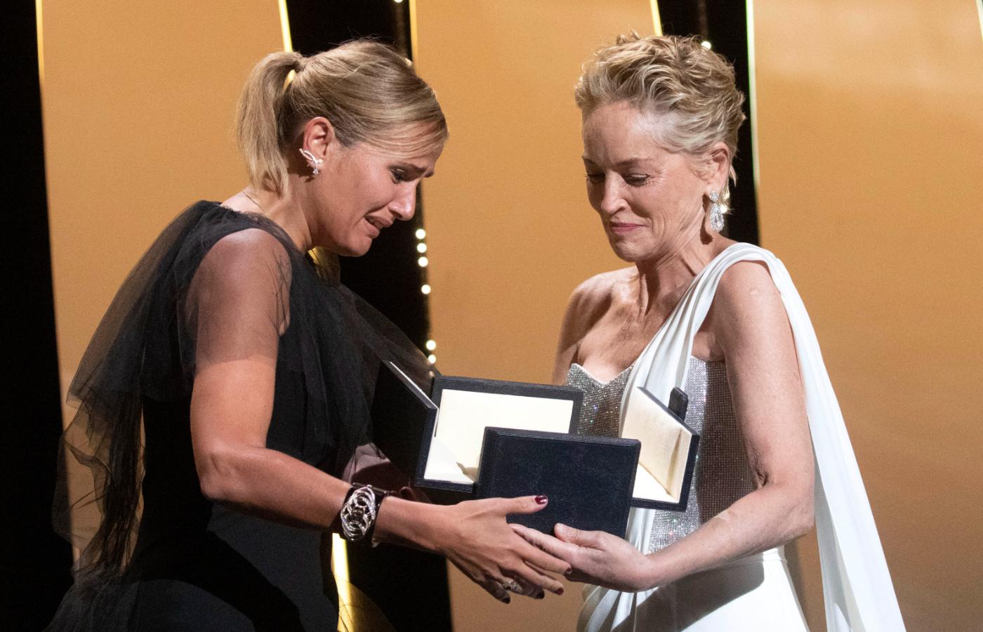 Julia Ducournau otrzymuje Złotą Palmę z rąk Sharon Stone. Festiwal Filmowy Cannes 2021