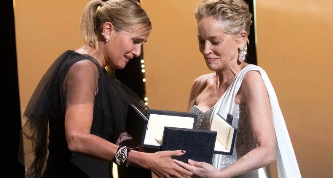 Julia Ducournau otrzymuje Złotą Palmę z rąk Sharon Stone. Festiwal Filmowy Cannes 2021
