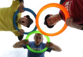Żonglerzy: Bas (niebieskie koło), Łukasz (pomarańczowe) i Julian (zielone).