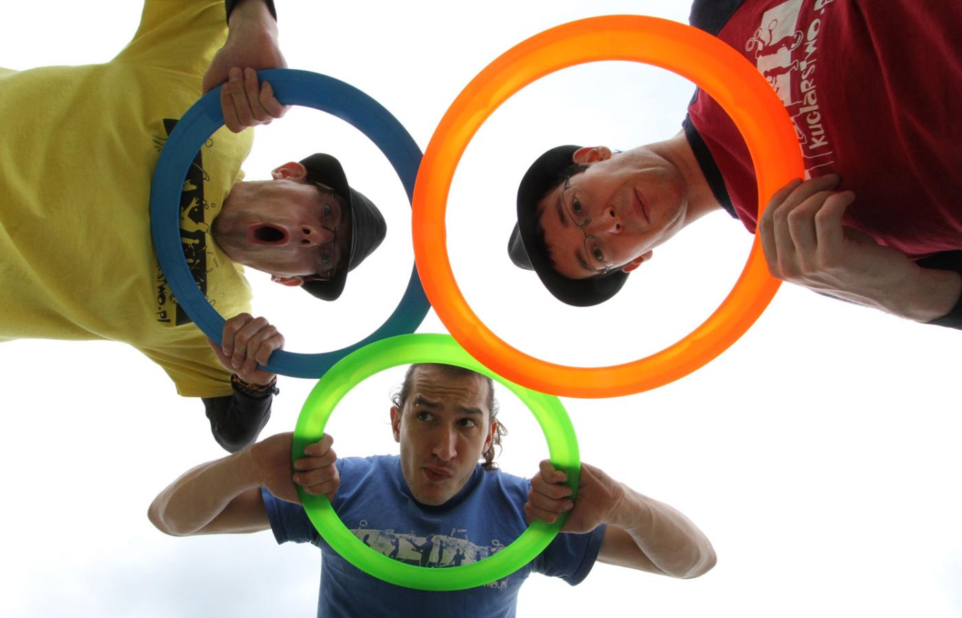 Żonglerzy: Bas (niebieskie koło), Łukasz (pomarańczowe) i Julian (zielone).