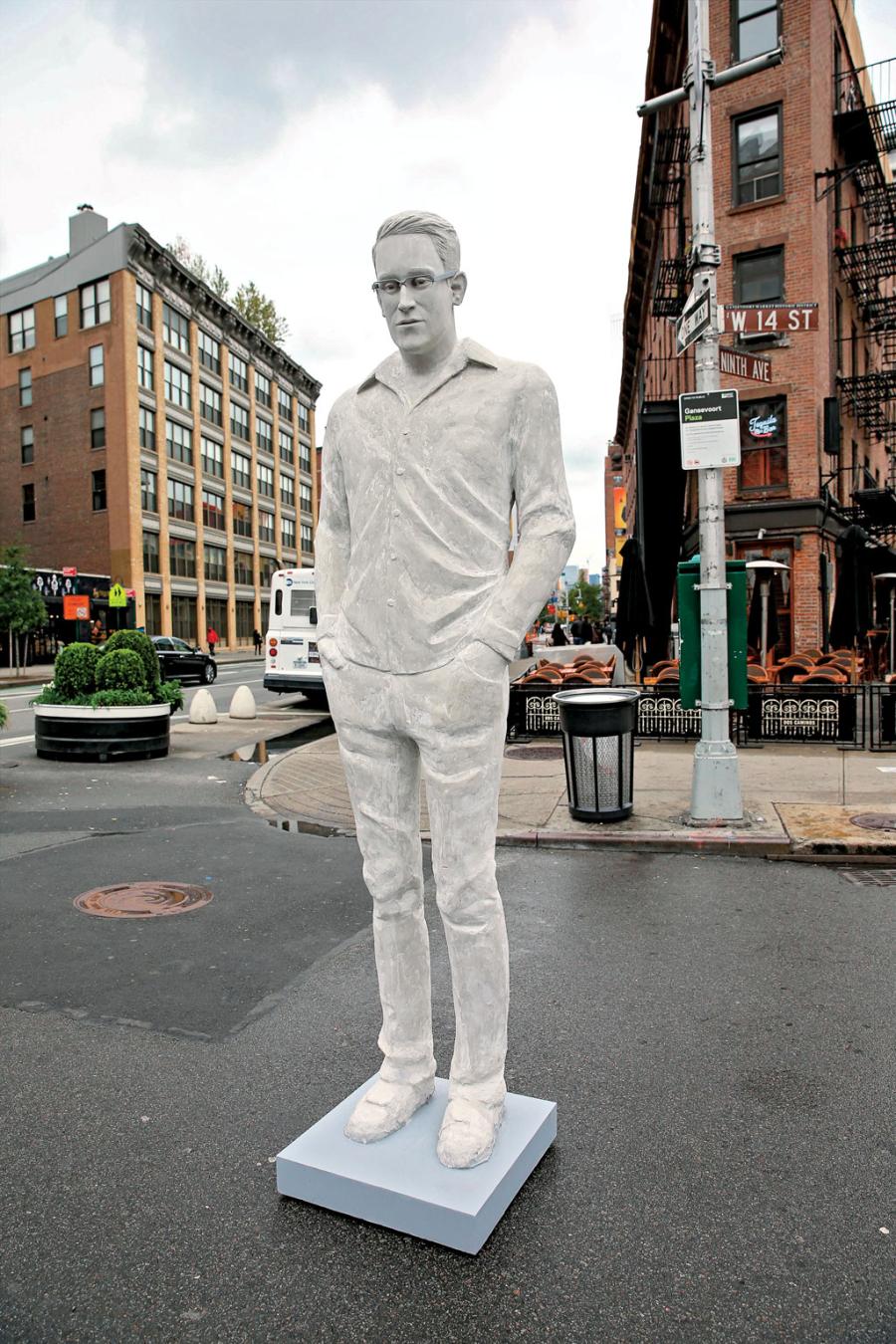 Rzeźba przedstawiająca Edwarda Snowdena autorstwa Jima Dessicino.