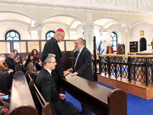 Metropolita warszawski abp Adrian Galbas i naczelny rabin Polski Michael Schudrich w warszawskiej Synagodze im. Zalmana i Rywki Małżonków Nożyków 13 kwietnia 2026 r.