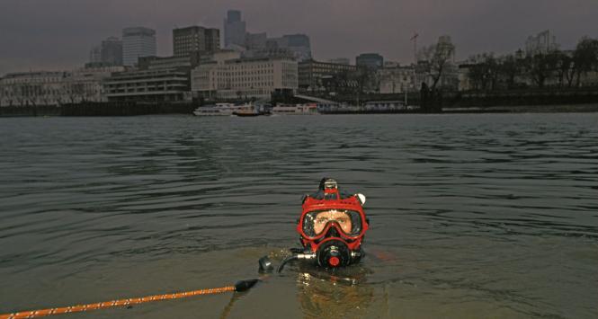 Nurek z zespołu poszukiwań podwodnych londyńskiej policji, ćwiczenia na Tamizie.