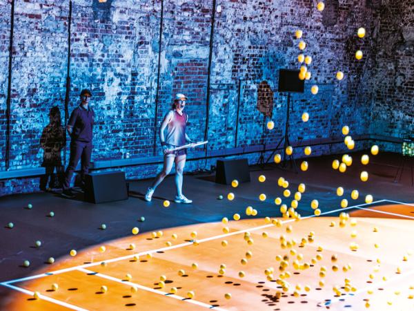 Karolina Pewińska jako Iga Świątek oraz Monika Rostecka jako sędzia liniowa w spektaklu „French Open” w reżyserii Cezarego Tomaszewskiego.