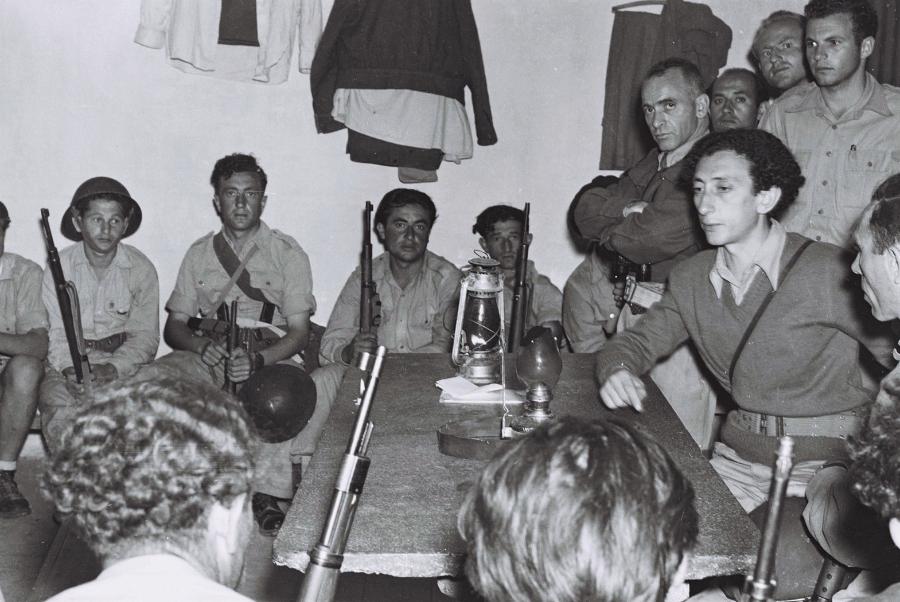 Pierwsi osadnicy musieli bronić się przed atakami. Na zdjęciu odprawa członków organizacji paramilitarnej Hagana w kibucu Jad Mordechaj, rok 1948.