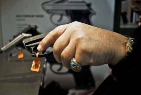 Hank używał w swoim życiu wielu różnych kalibrów. Największych w Wietnamie. – Teraz poluję już tylko na kobiety. Do tego nie potrzeba wielkich kalibrów – żartuje. Na targach oglądał malutką berettę.