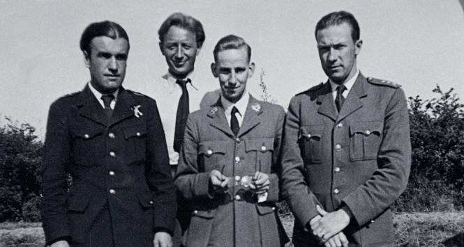 Por. Marian Pisarek (drugi od lewej) z kolegami; z lewej por. Walery Żak, po prawej oficer oświatowy Hughes i oficer wywiadowczy kpt. Jarosław Giejsztowt, 1940–41 r.