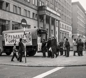 Atrakcją pierwszomajowych pochodów była sprzedaż trudno dostępnych na co dzień towarów. 1969 rok.