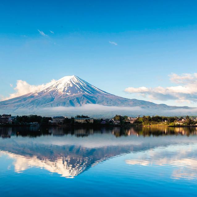 Najwyższa góra Japonii widziana od strony jeziora Kawaguchiko, położonego na północ od Fudżi.