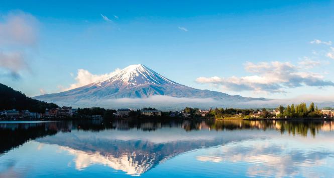 Najwyższa góra Japonii widziana od strony jeziora Kawaguchiko, położonego na północ od Fudżi.