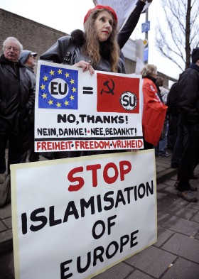Głos poparcia dla prawicowego posła Geerta Wildersa przed sądem w Amsterdamie, gdzie sądzono go za nawoływanie do nienawiści i dyskryminacji muzułmanów.