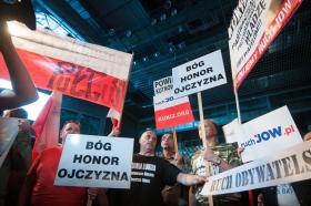 Od małego jeden przekaz, w szkole i kościele: Bóg, honor, ojczyzna.