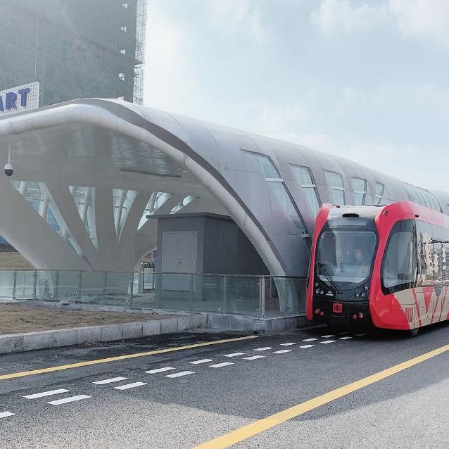 Tramwaj bezszynowy w Yibin w Chinach jedzie wzdłuż linii namalowanej na drodze.