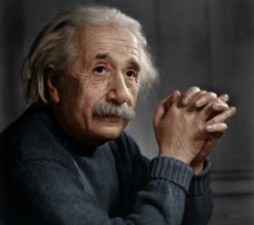 8. Albert Einstein zmarł 18 kwietnia 1955 r. I też sporo zarobił, bo 11 mln dol. Ma nawet własną linię tabletów...