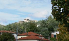 Fortecę Sarzanello, największą turystyczną atrakcję Sarzany, wzniesiono na wzgórzu wysokim na 120 metrów.