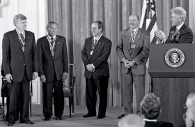 Ernest Jaworski (drugi z lewej) i jego współpracownicy odbierają od prezydenta Clintona „The National Medal of Technology and Innovation”.