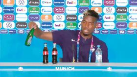 Paul Pogba podczas konferencji prasowej.