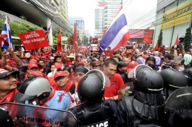 Zamieszki na ulicach Bangkoku, czerwone koszule domagają się dymisji premiera