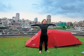 Japonia. Biwak na dachu polskiej ambasady w Tokio.