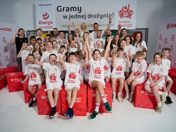 Młodzież z SP w Józefosławiu, laureaci zeszłorocznej Drużyny Energii, wraz z ambasadorami 8. edycji, zachęcają do ruchu i zabawy uczniów z całej Polski