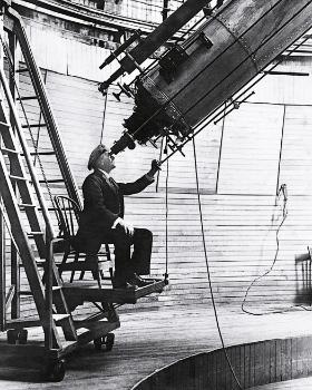 Percival Lowell w swoim obserwatorium w 1914 r. dopatrzył się na Czerwonej Planecie rzekomych oaz i osad.